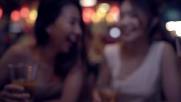 Slow Motion Viaggiatore Zaino Spalla Donne Asiatiche Lesbiche Coppia Lgbt — Video Stock