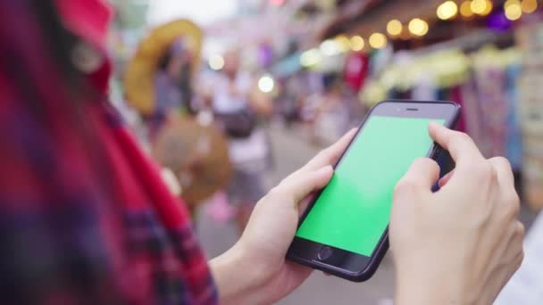 Mujer Asiática Mochilera Turística Sonriendo Utilizando Teléfono Inteligente Pantalla Verde — Vídeo de stock