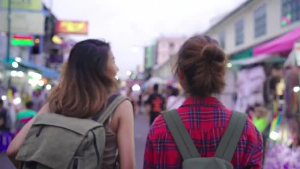 Viajero Mochilero Asiático Mujeres Lesbianas Lgbt Pareja Viajar Bangkok Tailandia — Vídeos de Stock