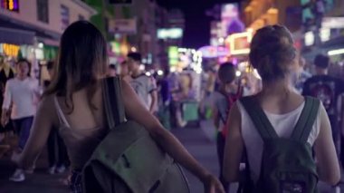 Bangkok, Tayland seyahat traveler backpacker Asyalı kadınlar lezbiyen lgbt çift. The Khaosan Road Bangkok en ünlü caddesi, alkol veya bira içme kadın.