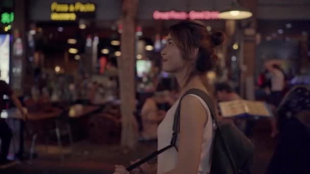 Мандрівник Backpacker Азіатські Жінки Поїздки Khao San Road Бангкоку Таїланд — стокове відео