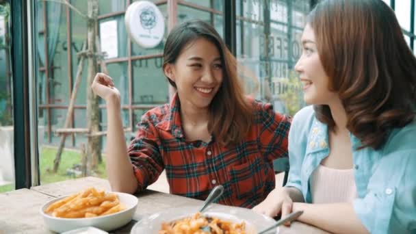 Schöne Glückliche Asiatische Frauen Lesbisch Lgbt Paar Sitzt Auf Jeder — Stockvideo