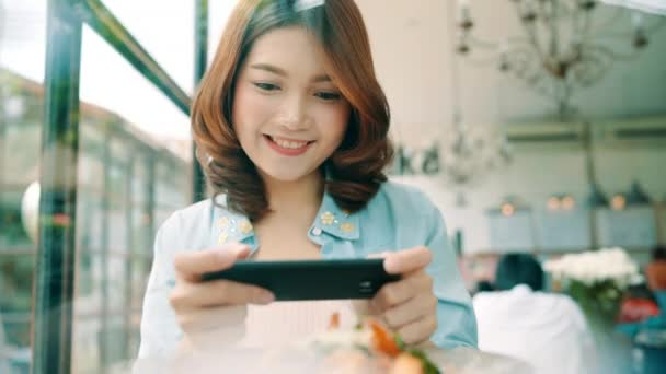 Blogger Mujer Fotografiando Almuerzo Restaurante Con Teléfono Una Mujer Joven — Vídeos de Stock