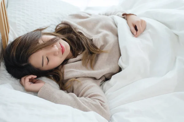 Retrato Hermosa Mujer Asiática Joven Cama Casa Por Mañana Mujer —  Fotos de Stock