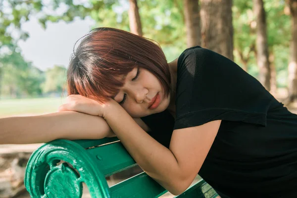 Wanita Asia Muda Duduk Luar Ruangan Bangku Umum Dan Berbaring — Stok Foto