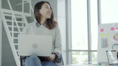 Grup ofis fikirleri tartışmak raslantı giyimli iş adamları. Yaratıcı profesyoneller için toplantı masada toplanan yeni başarılı başlangıç projesi önemli konuları tartışmak.