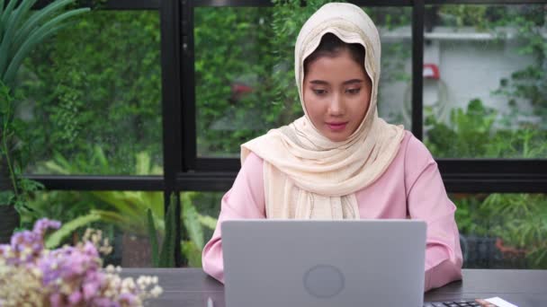 Bonito Jovem Sorrindo Asiático Muçulmano Mulher Trabalhando Laptop Sentado Sala — Vídeo de Stock