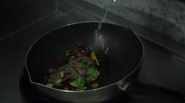 Yavaş hareket - Şef bir tavada bir mutfak soba üzerinde alev ile pişirme.