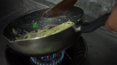 Slow motion - şefler hazırlamak ve yemek spagetti yemek bir restoran mutfak at.