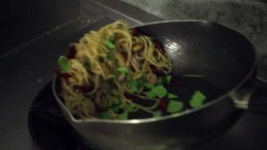 Slow motion - şefler hazırlamak ve yemek spagetti yemek bir restoran mutfak at.