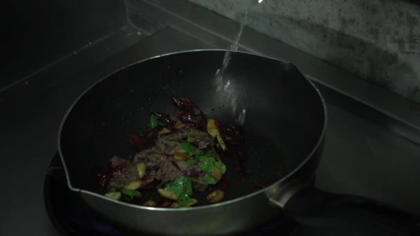 Mouvement lent - Chef cuisinier avec flamme dans une poêle à frire sur une cuisinière .
