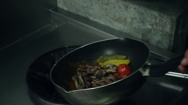 Slow Motion Chef Koks Bereiden Koken Voedsel Keuken Van Een — Stockvideo