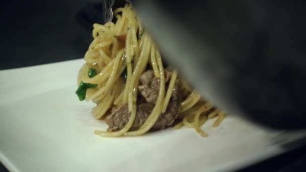 Медленное Движение Повар Готовит Спагетти Кухне — стоковое видео