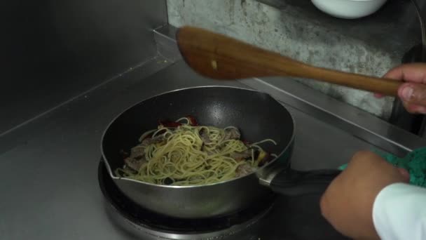 Slow Motion Chef Koks Bereiden Koken Spaghetti Eten Keuken Van — Stockvideo