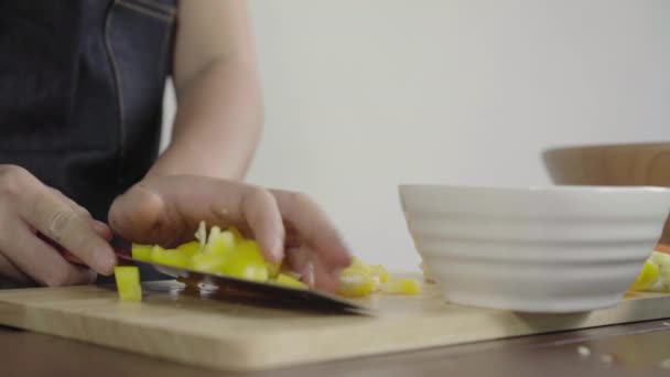 Close Mulher Chefe Fazendo Salada Comida Saudável Picando Pimentão Tábua — Vídeo de Stock