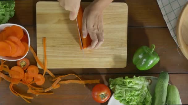 Visão Superior Mulher Chefe Fazendo Salada Comida Saudável Corte Cenoura — Vídeo de Stock