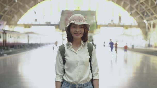 Mulher Asiática Feliz Esperando Trem Estação Trem Para Viajar Verão — Vídeo de Stock