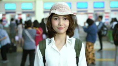 Tren için yaz aylarında seyahat etmek tren istasyonunda bekleyen mutlu Asyalı kadın. Seyahat Tayland kavramı.