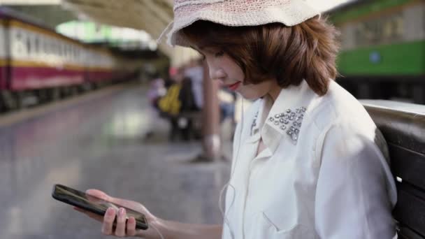 Feliz Adolescente Mujer Asiática Escuchando Música Con Auriculares Esperando Una — Vídeos de Stock
