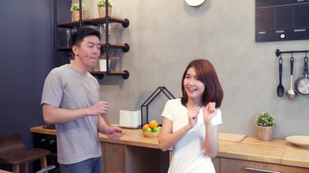 Beau Couple Asiatique Heureux Dansent Dans Cuisine Maison Jeune Couple — Video