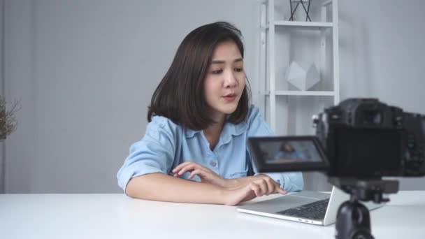 Feliz Bela Mulher Asiática Responder Pergunta Seus Assinantes Blogueira Feminina — Vídeo de Stock