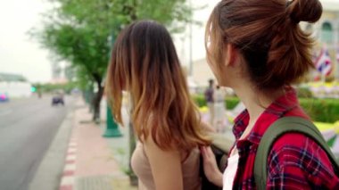 Yavaş hareket - Bangkok, Tayland seyahat backpacker Asyalı kadınlar lezbiyen lgbt çift seyahat. Mutlu genç kadın harcama inanılmaz landmark gezisi tatil ve geleneksel şehirde onun yolculuk keyfini çıkarın.