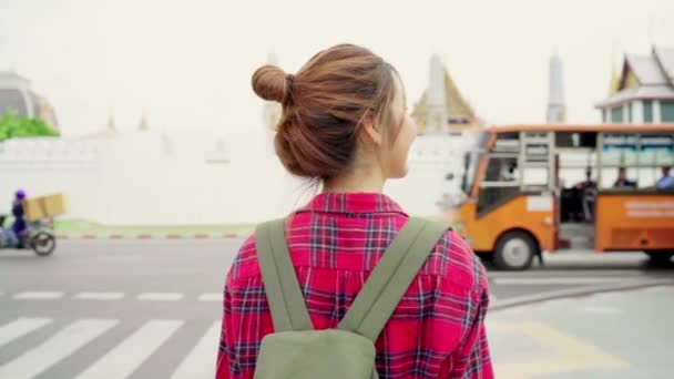 慢动作 旅行者背包亚洲妇女旅行在泰国曼谷 快乐的年轻女性花假期旅行在惊人的地标和享受她在传统城市的旅程 — 图库视频影像