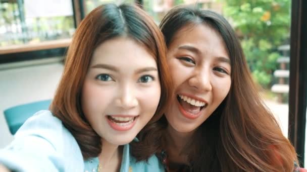 Belle Donne Asiatiche Felici Lesbiche Lgbt Coppia Seduta Ogni Lato — Video Stock