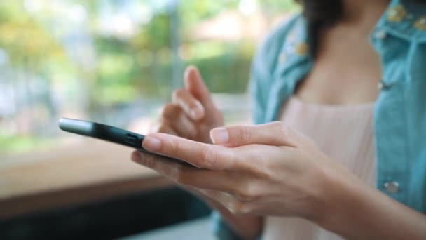 Alegre Feliz Asiática Joven Mujer Sentada Cafetería Con Teléfono Inteligente — Vídeos de Stock