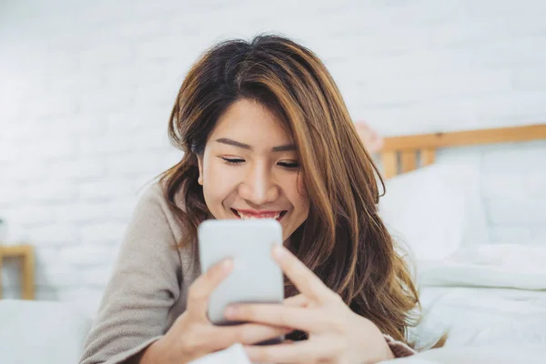 Lykkelige Asiatiske Kvinner Bruker Smarttelefon Senga Morgenen Asiatisk Kvinne Sengen – stockfoto