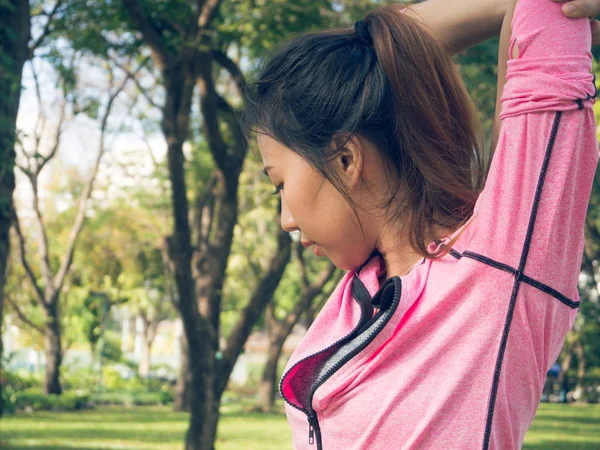 Azjatycka Młoda Kobieta Rozgrzać Ciało Rozciąganie Przed Ćwiczeń Rano Joga — Zdjęcie stockowe