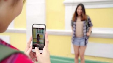 Bangkok, Tayland seyahat traveler backpacker Asyalı kadınlar lezbiyen lgbt çift. Turist blogger genç kadın çift Smartphone kullanarak fotoğraf çeker.