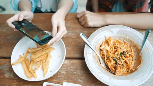 Felices Hermosas Amigas Asiáticas Bloguera Usando Foto Teléfono Inteligente Haciendo — Vídeos de Stock