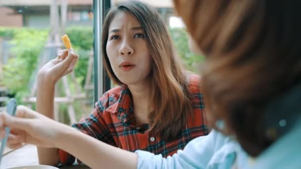 Belle Donne Asiatiche Felici Lesbiche Lgbt Coppia Seduta Ogni Lato — Video Stock