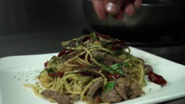 Yavaş hareket - Şef aşçı spagetti bir mutfak üzerinde hazırlanıyor.