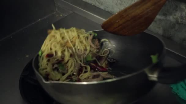スローモーションで シェフの準備とスパゲッティ料理のレストランのキッチンで — ストック動画