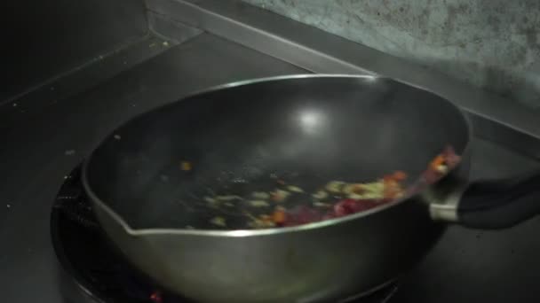 Movimento Lento Chef Cozinhar Com Chama Uma Frigideira Fogão Cozinha — Vídeo de Stock