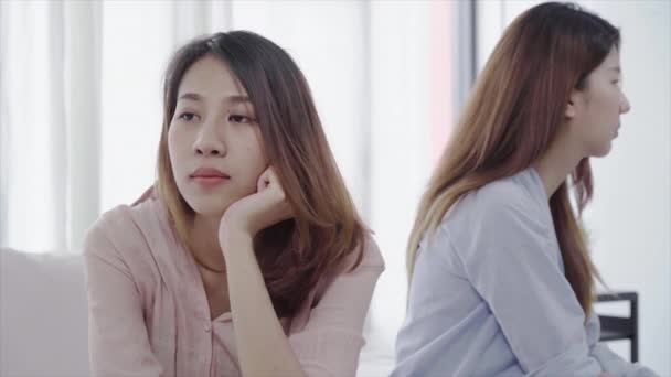 Infeliz Asiático Lésbicas Lgbt Casal Sentado Cada Lado Sofá Com — Vídeo de Stock