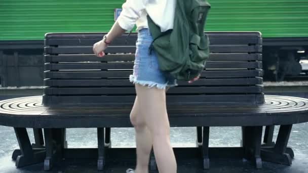 Glad Asiatisk Kvinna Väntar Tåget Vid Tågstationen För Resa Sommar — Stockvideo