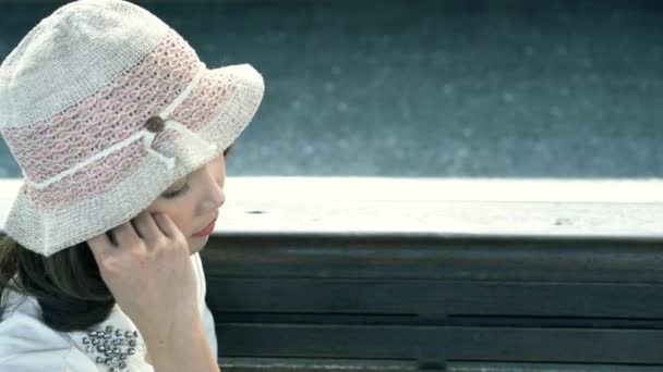 Feliz Adolescente Mujer Asiática Escuchando Música Con Auriculares Esperando Una — Vídeo de stock