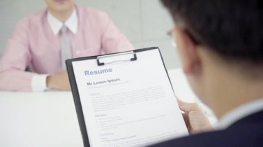Yavaş hareket - iş görüşmesi sırasında çekici Asya adam. İşadamı formal giyim Ofis mekanları otururken kağıt belgeleri okuma.