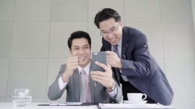 Yavaş hareket - borsa verileri kontrol etmek için smartphone kullanarak iş adamı. Erkek hisse senedi grafikleri kontrol ve ne zaman bu yükseliş mutlu duygu.