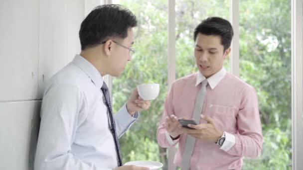 Movimento Lento Jovens Homens Sorridentes Gostam Beber Café Quente Enquanto — Vídeo de Stock