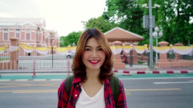 Bangkok, Tayland seyahat traveler backpacker Asyalı kadın. Mutlu genç kadın harcama inanılmaz landmark gezisi tatil ve geleneksel şehirde onun yolculuk keyfini çıkarın.