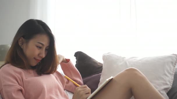 Junge Asiatische Frau Liest Buch Urlaub Eine Nahaufnahme Eines Jungen — Stockvideo