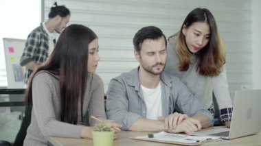 Grup Genç arkadaşları birlikte yaratıcı proje sırasında tartışmaya çalışma işlemi modern arkadaşları ise harcama zaman ofiste çalışan akıllı rahat kıyafet içinde. İş hakkında tutkulu.