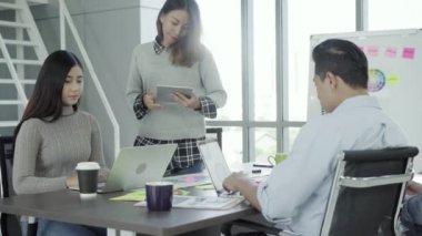 Grup Genç arkadaşları birlikte yaratıcı proje sırasında tartışmaya çalışma işlemi modern arkadaşları ise harcama zaman ofiste çalışan akıllı rahat kıyafet içinde. İş hakkında tutkulu.