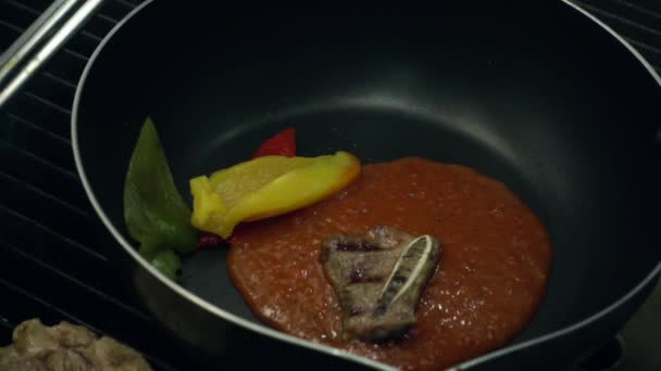 Movimento Lento Chefs Está Preparando Cozinhando Comida Cozinha Restaurante — Vídeo de Stock