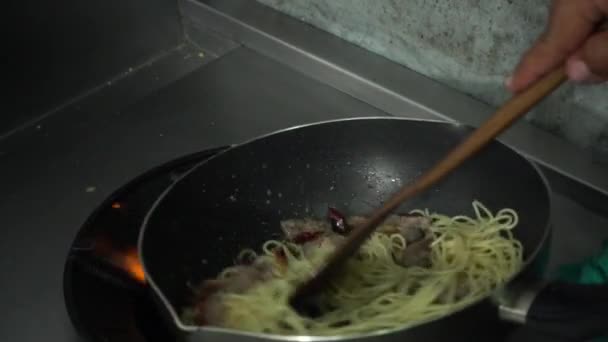 Slow Motion Kockar Förbereder Sig Och Matlagning Spaghetti Mat Köket — Stockvideo