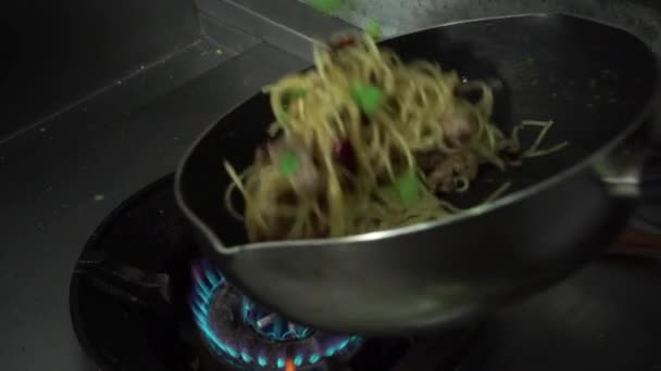Zwolnionym Tempie Kucharzy Jest Przygotowanie Gotowanie Jedzenie Spaghetti Kuchni Restauracji — Wideo stockowe